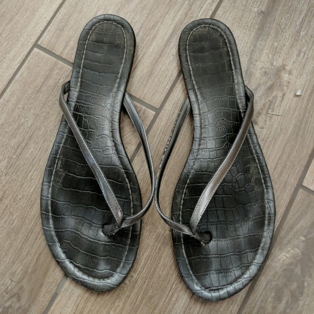 Silver BCBGeneration size 8 flip flops